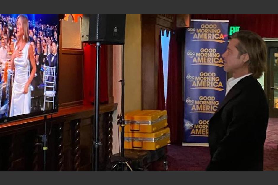 Brad Pitt vio a Jennifer con ojos de admiraci&oacute;n. (Foto: Captura de pantalla)&nbsp;