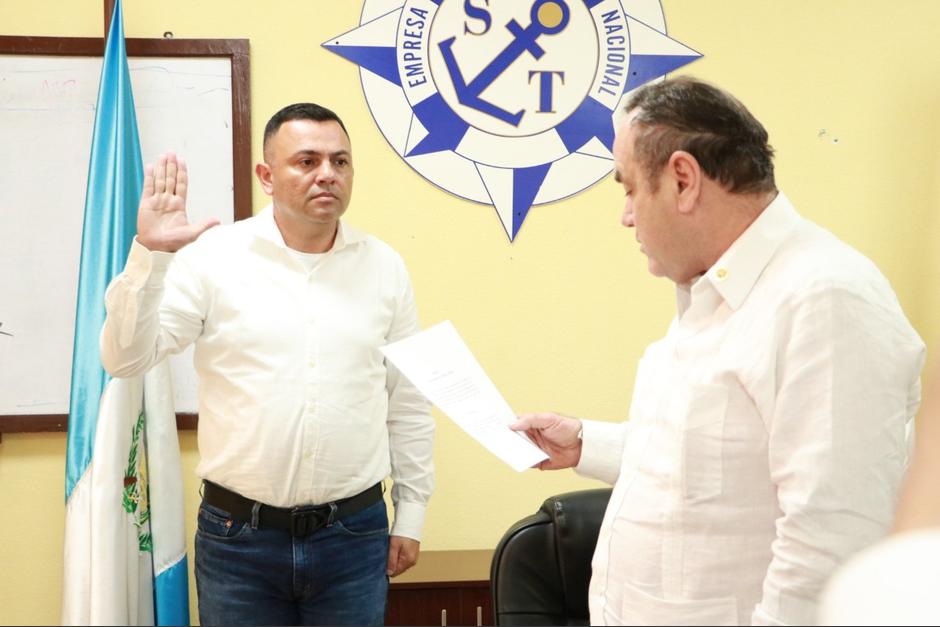 El mandatario Alejandro Giammattei juramentó a Byron Francisco Pineda Peña como nuevo presidente de Empornac. (Foto: AGN)