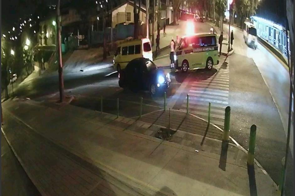 El hombre cruza la calle y el conductor de la panel lo atropella. (Foto: captura video) 