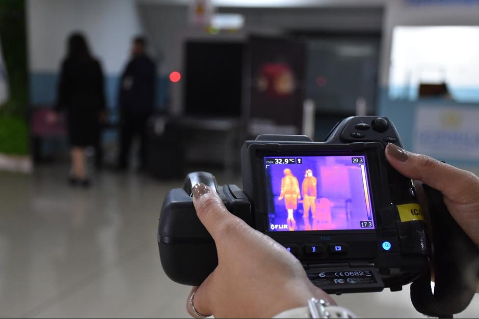 En el kiosco se verifica la temperatura corporal de cada persona que ingresa al país por el aeropuerto internacional La Aurora. (Foto: Ministerio de Salud)