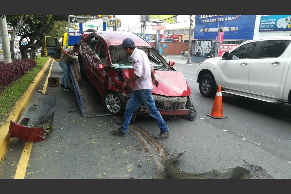 El automóvil fue removido de la zona, pero dejó secuelas del incidente sobre la pista. (Foto: Amilcar Montejo)