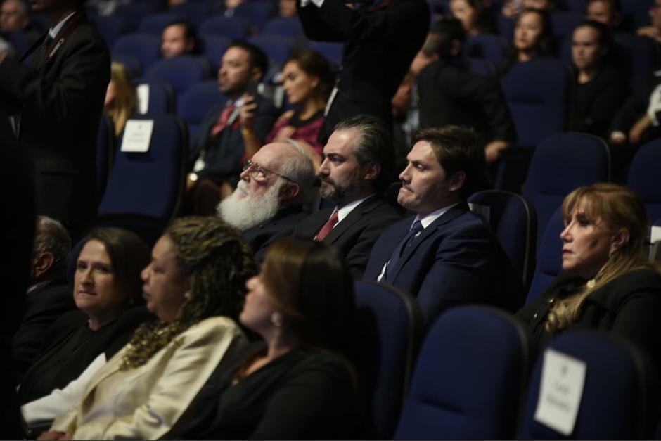 Acisclo Valladares Urruela, al centro de la foto, tiene una orden de captura. El MP notific&oacute; que se resguarda en la residencia del embajador de Colombia en Guatemala. (Foto: Archivo/Soy502)&nbsp;