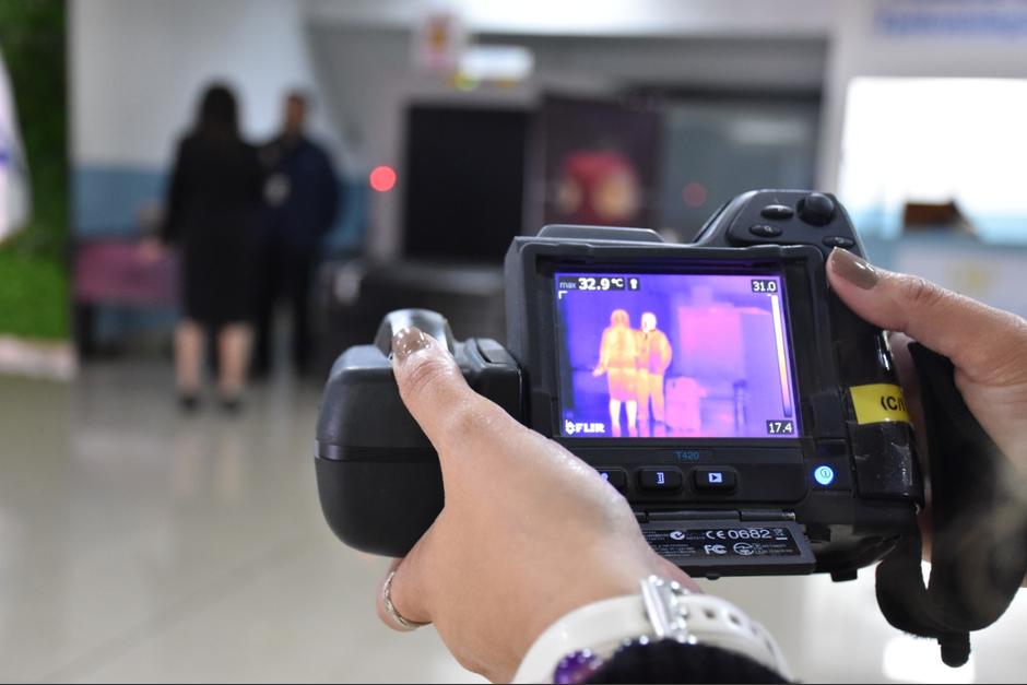 Autoridades de Salud instalaron un kiosco en el Aeropuerto La Aurora donde realizan trabajos de prevención. (Foto: MSPAS)