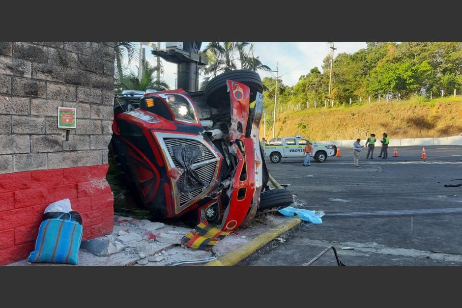 El accidente de un bus de transporte colectivo en la autopista Pal&iacute;n-Escuintla cobr&oacute; la vida de dos personas. (Foto: Bomberos Voluntarios)