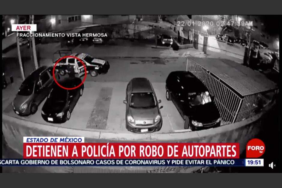 Cámaras de seguridad captaron el momento en el que el agente roba partes de un carro en México. (Captura Video)