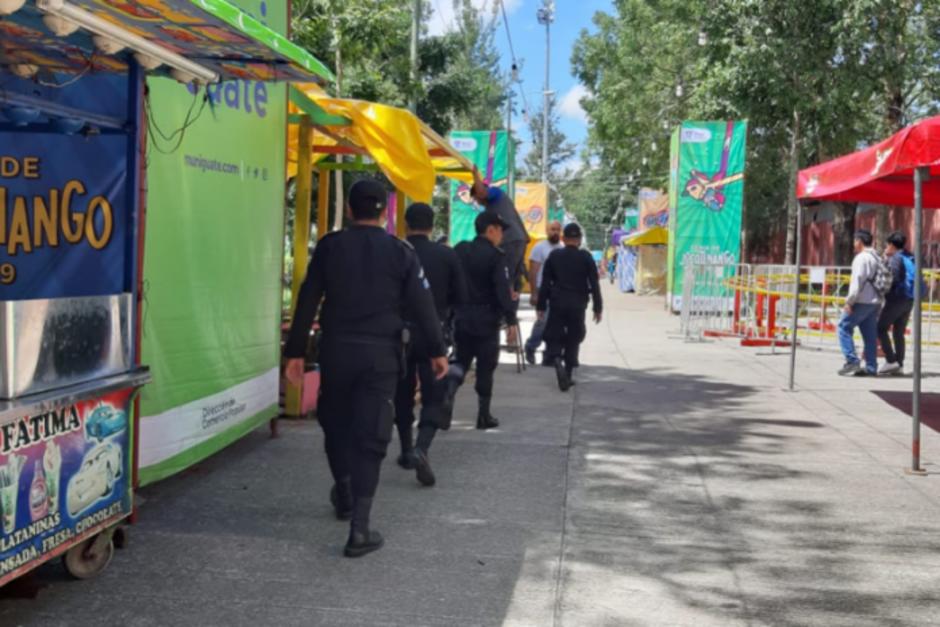 Agentes de la Polic&iacute;a Nacional Civil tuvieron un altercado con comerciantes en la Feria de Patulul. (Foto: Facebook)