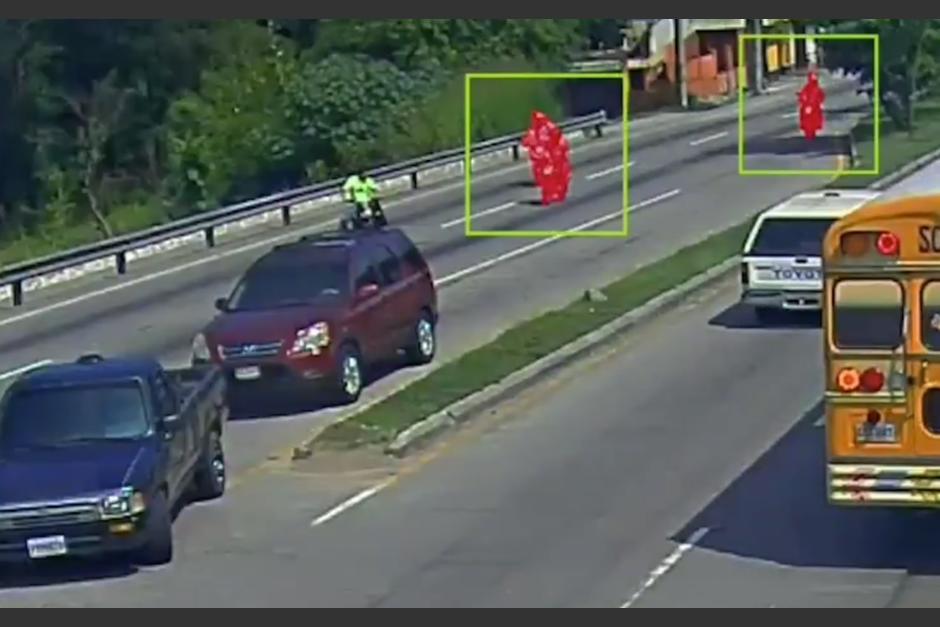 Los protagonistas de este accidente quedaron tendidos sobre la cinta asfáltica tras el fuerte impacto. (Captura Video)