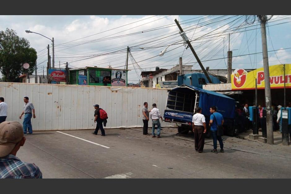 El trailer volcó y se estrelló en un local. (Foto: Amilcar Montejo)