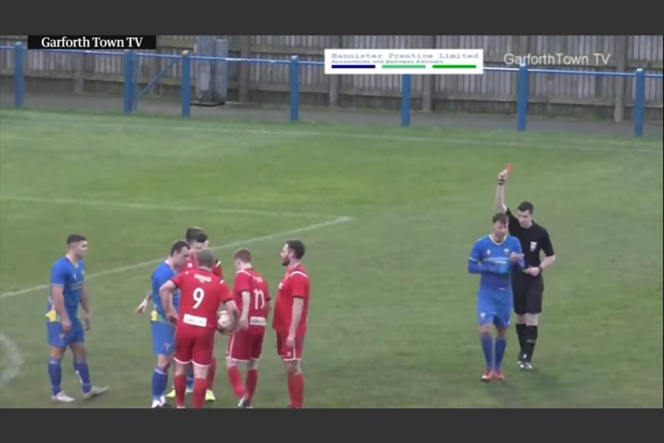 El jugador se gan&oacute; las tarjetas debido a las faltas que cometi&oacute; en menos de 30 segundos. (Captura Video)