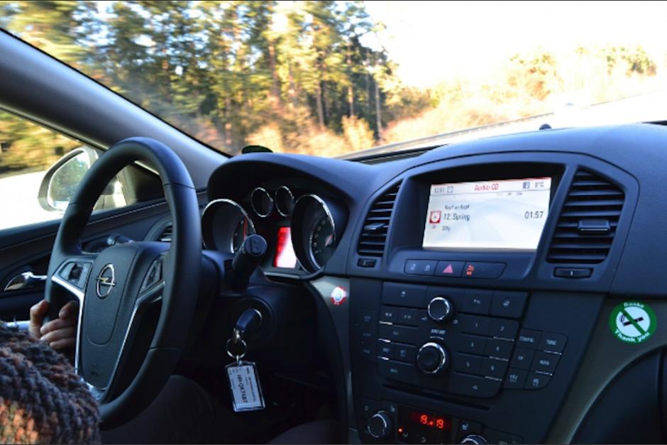 El ayudante buscaba recostarse en la parte trasera del microbús, pero no se dio cuenta que se movió. (Foto: archivo)