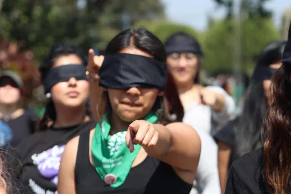 Las alumnas de la Usac se taparon los ojos con cintas negras y gritaron su indignaci&oacute;n (Foto: Celeste Mayorga / Rudagt)