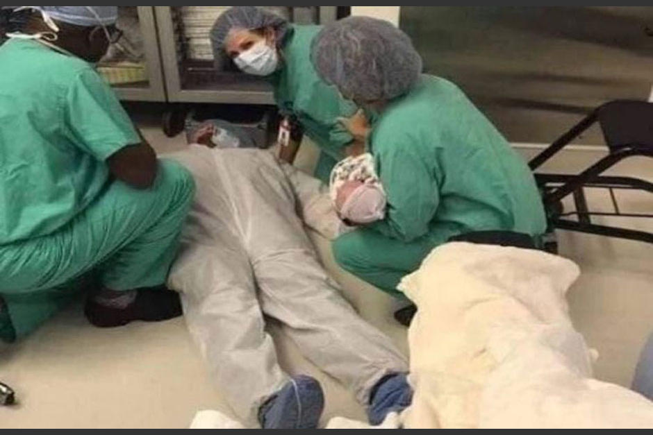 La mujer, aún adolorida por el parto, tuvo fuerzas para sacar el celular y tomar una foto. (Foto: Reddit)