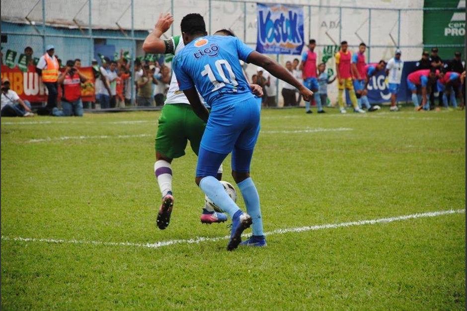 El doctor Julio Motta prepara el lugar en el que se realizan las pruebas. (Foto: Sanarate FC)