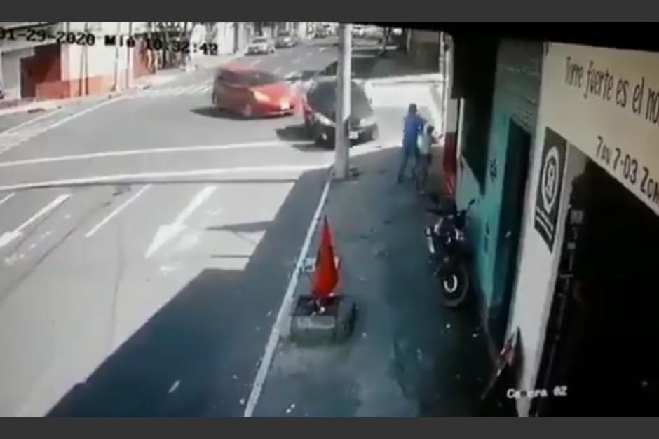 Una imprudencia provocó un choque en la zona 12. (Foto: captura video)&nbsp;