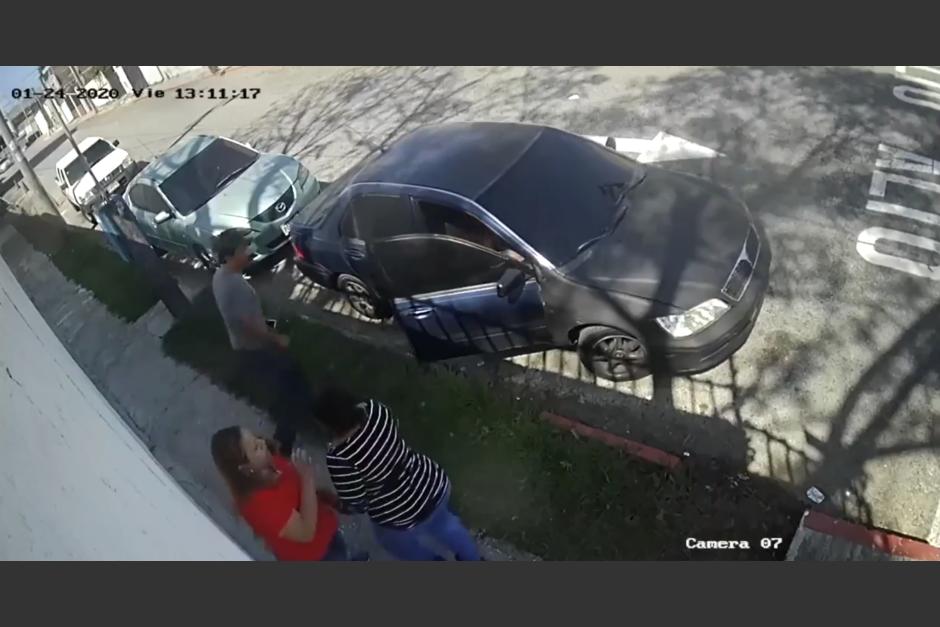 Los hombres se conducen en un carro negro. (Foto: captura de pantalla)&nbsp;