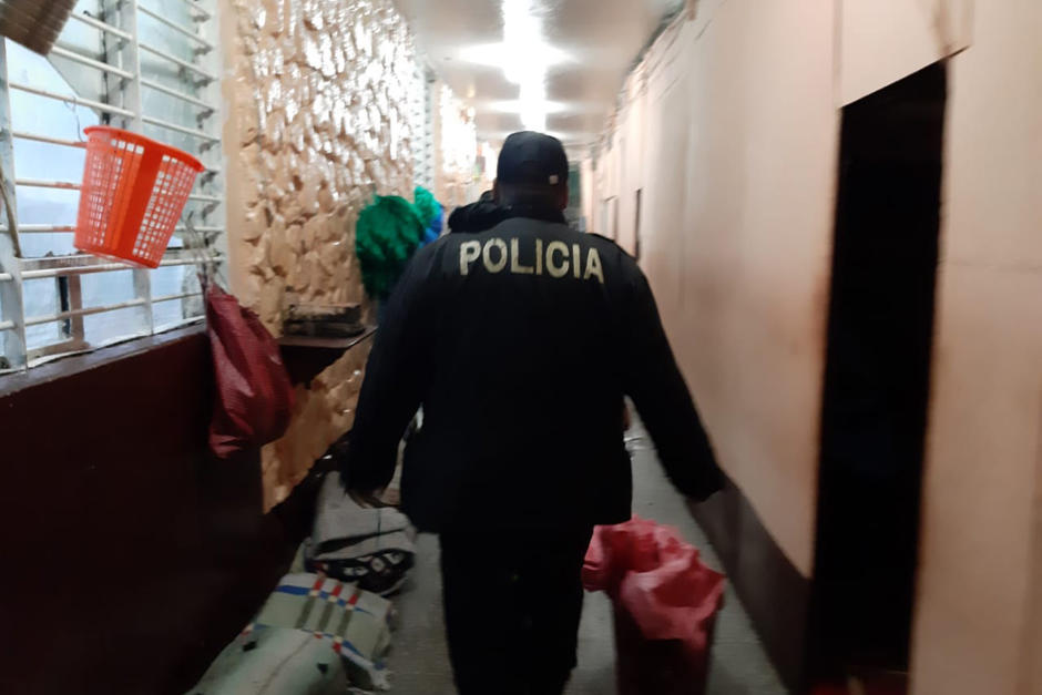 Las autoridades trasladaron a un reo a un juzgado debido a que le localizaron un celular. (Foto: PNC)