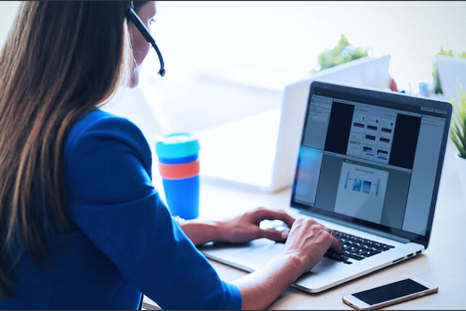 La tecnolog&iacute;a es una gran herramienta que puedes aprovechar para estudiar y practicar tu ingl&eacute;s. (Foto: EF English Live)