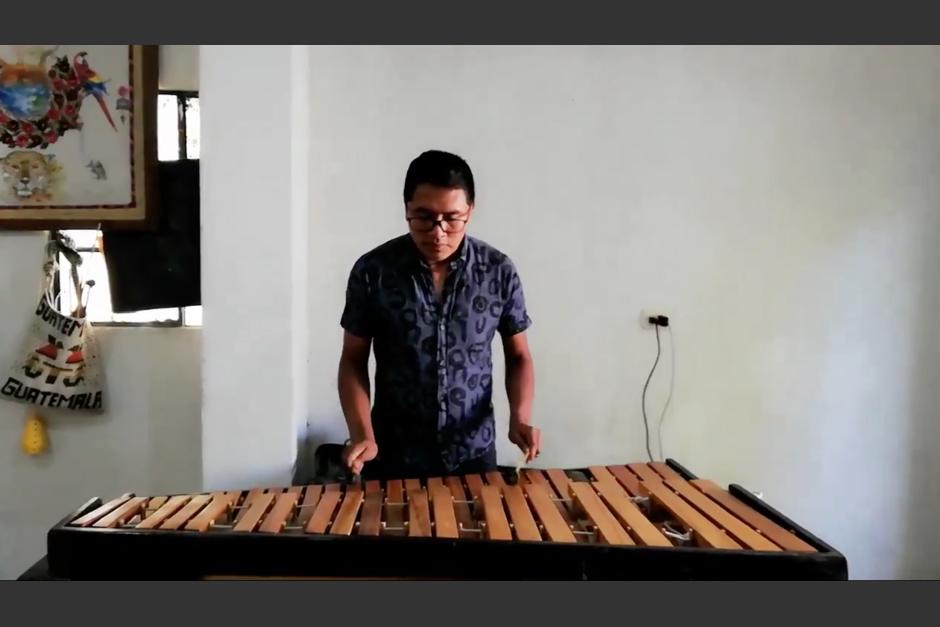 El m&uacute;sico interpreta uno de los temas m&aacute;s memorables de la banda en marimba. (Captura Video)