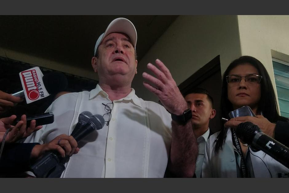 El presidente Alejandro Giammattei realizó una visita sorpresa en el Hospital Nacional de Amatitlán donde entregó cinco camillas. (Foto: Jessica Gramajo/Soy502)