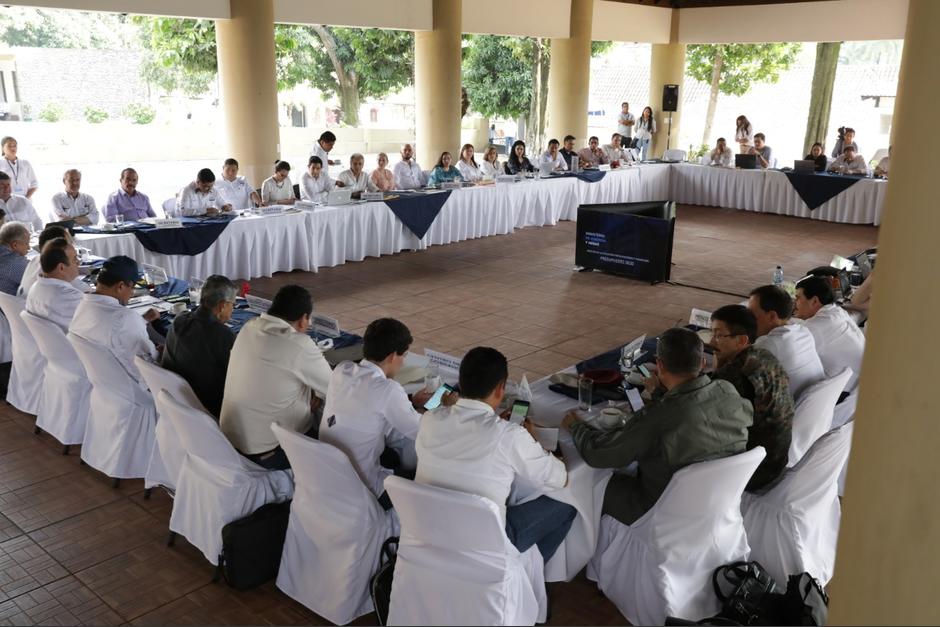 El presidente Alejandro Giammattei se reunió con jefes y directores de las 117 dependencias del Ejecutivo en la Finca Santo Tomás en Escuintla. (Foto: SCSP)