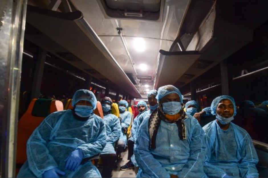 Los conductores de autobuses esperan para transportar a los ciudadanos de Bangladesh evacuados de la ciudad china de Wuhan, luego del brote de coronavirus, a un centro de cuarentena en Dhaka. (Foto: AFP)