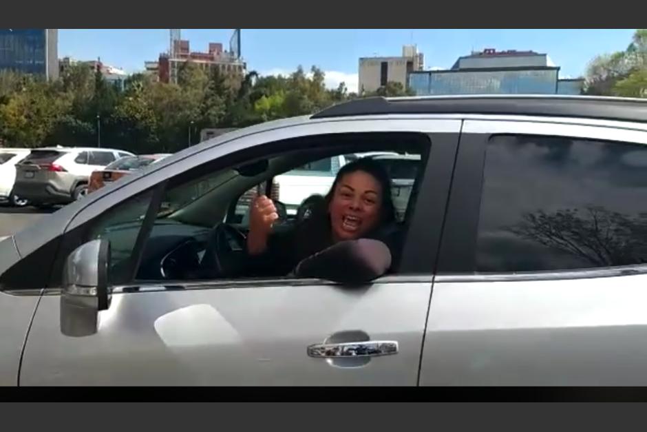 La mujer insult&oacute; al hombre que film&oacute; el incidente. Posteriormente da&ntilde;o el carro del denunciante. (Captura Video)