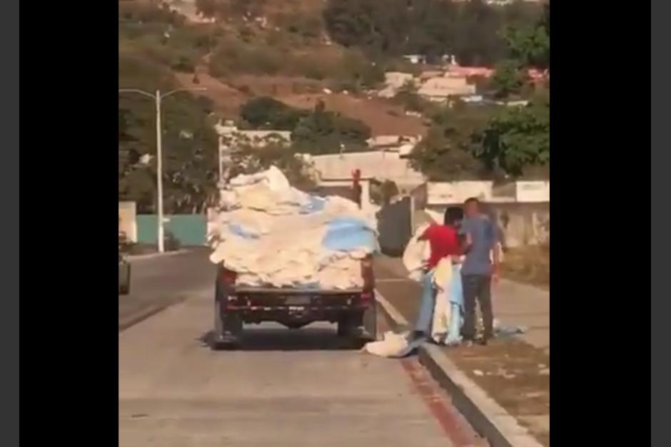 Varios j&oacute;venes descargan desechos de un picop, pero fueron denunciados para evitar que salieran impunes. (Captura Video)