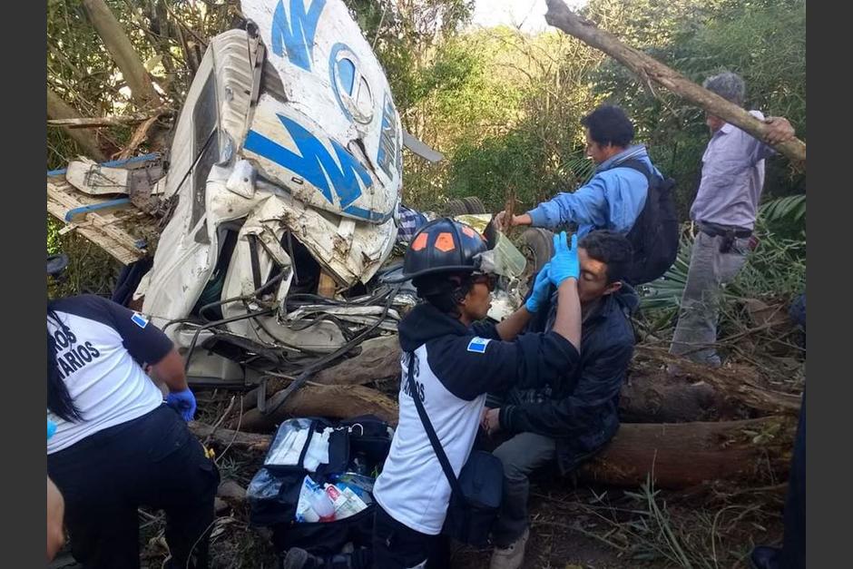 Un cami&oacute;n cargado con tomates se precipit&oacute; a un barranco y el piloto se salv&oacute; de milagro. (Foto: Bomberos Voluntarios)