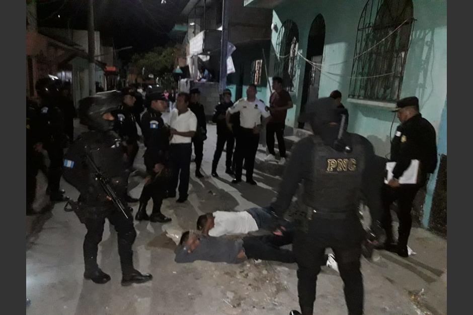 Cuatro jóvenes fueron detenidos cuando se enfrentaban a golpes con supuestos pandilleros rivales. (Foto: PNC)