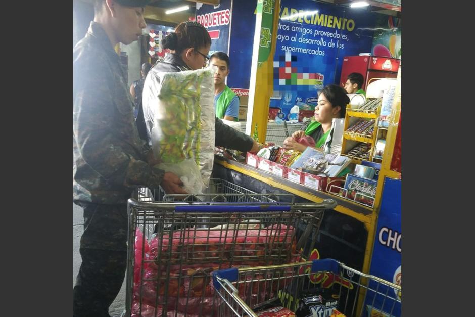 Soldados adquirieron golosinas, gaseosas y hasta toallas sanitarias. (Foto: Jessica Gramajo/Soy502)