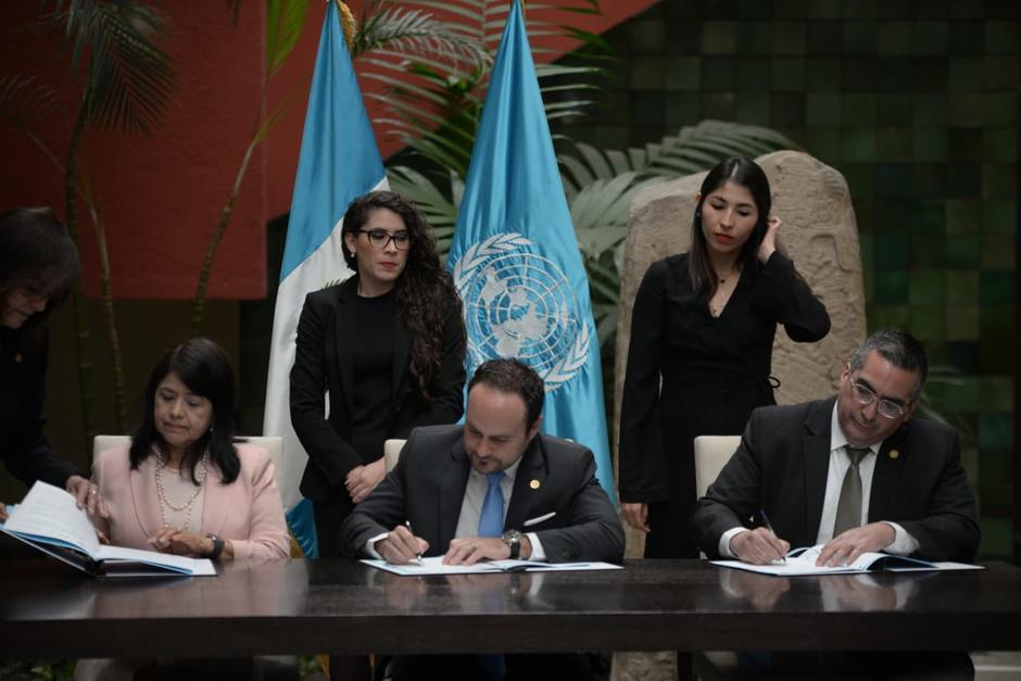 El ministro de Relaciones Exteriores, Pedro Brolo, firma un acuerdo con autoridades del Sistema de Naciones Unidas para la atención de migrantes. (Foto: Wilder López/Soy502)