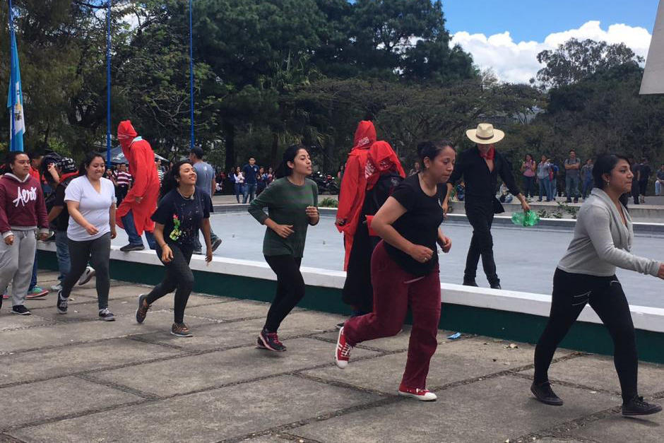 Las autoridades universitarias aseguraron que ya identificaron a seis j&oacute;venes que participaron en un bautizo en la Usac. (Foto: Archivo/Soy502)
