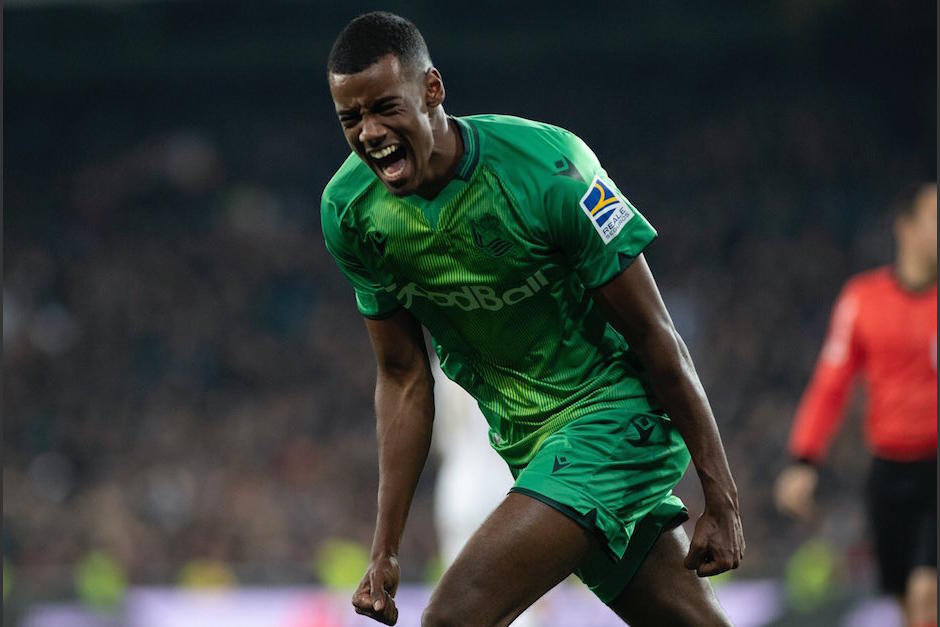 Alexander Isak festeja con todo su doblete en el estadio Santiago Bernab&eacute;u. (Foto: AFP)