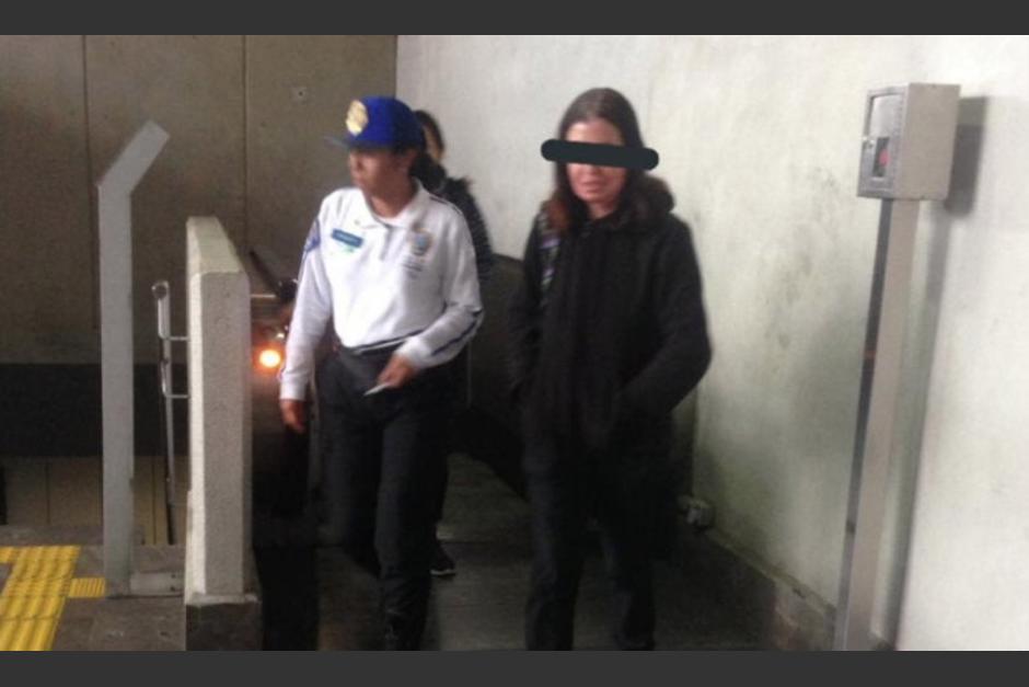 La mujer tuvo que ser trasladada hacia los separos tras la denuncia. (Foto: Twitter)