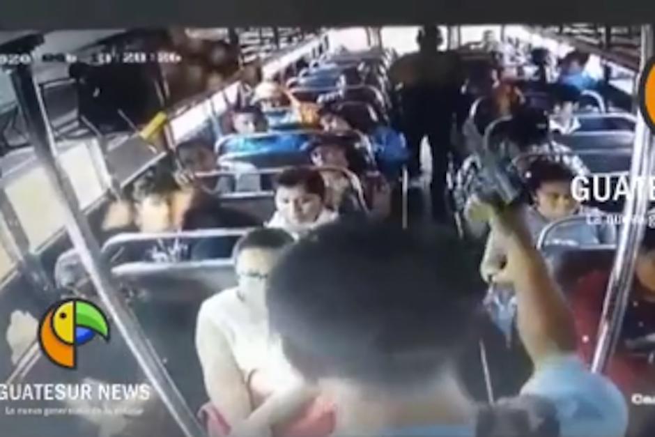 Dos hombres armados saltaron un unidad de transporte que cubre la ruta El Trébol y San Miguel Petapa. (Foto: Captura de video)