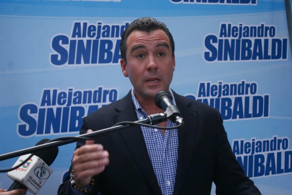 El excandidato a la presidencia y exministro de Comunicaciones, Alejandro Sinibaldi, sigue pr&oacute;fugo, es se&ntilde;alado en varios casos de corrupci&oacute;n. (Foto: Archivo/Soy502)