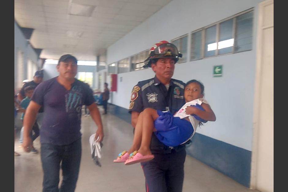 M&aacute;s de 40 menores resultaron intoxicados luego de consumir su refacci&oacute;n en la escuela. (Foto: Bomberos Municipales Departamentales)