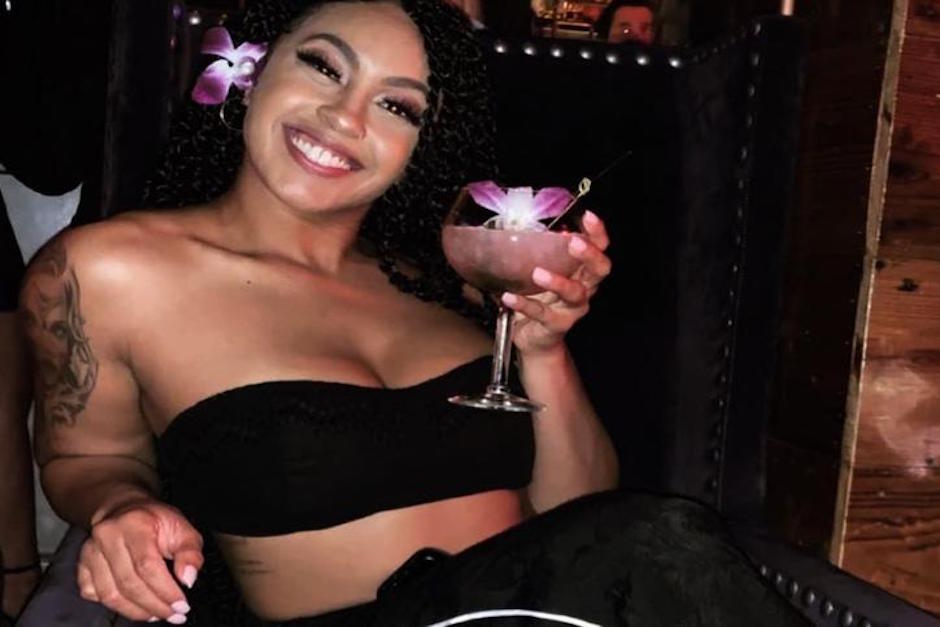 Una stripper cayó de un segundo piso mientras bailaba en un tubo, se fracturó la quijada pero siguió bailando. (Foto: Facebook)