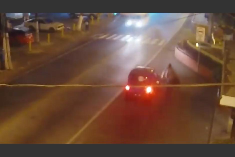 El hombre se baja con una bolsa de basura y la abandona en la v&iacute;a p&uacute;blica. (Foto: captura pantalla)&nbsp;