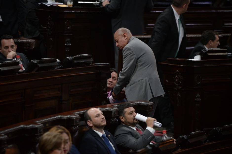 El diputado de la bancada Vamos fue auxiliado por un opositor. (Foto: Wilder López/Soy502)