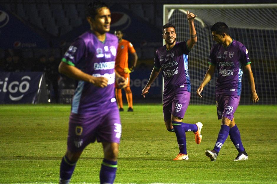 Antigua GFC se llev&oacute; el triunfo en el Doroteo Guamuch Flores tras ganar 2-1 a Comunicaciones. (Foto: Rudy Mart&iacute;nez/Soy502)