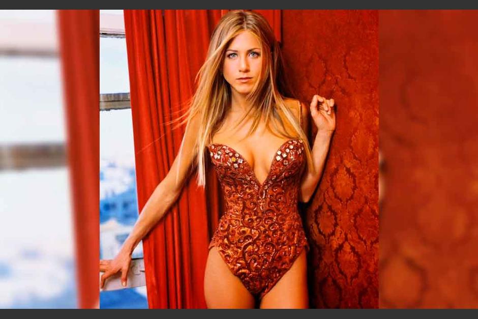 Jennifer Aniston celebra su madurez en "topless" y mostrando much...