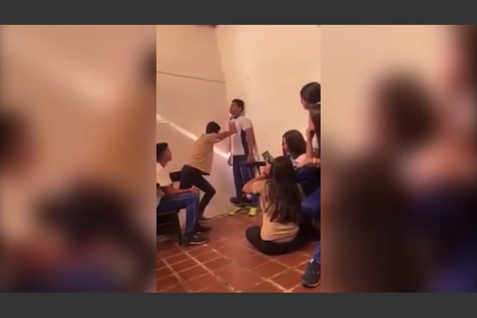 "El desmayo" o "juego de la muerte" es el nuevo y peligro reto viral que practica ni&ntilde;os y adolescentes en las escuelas y colegios.&nbsp; (Foto: Captura de video)