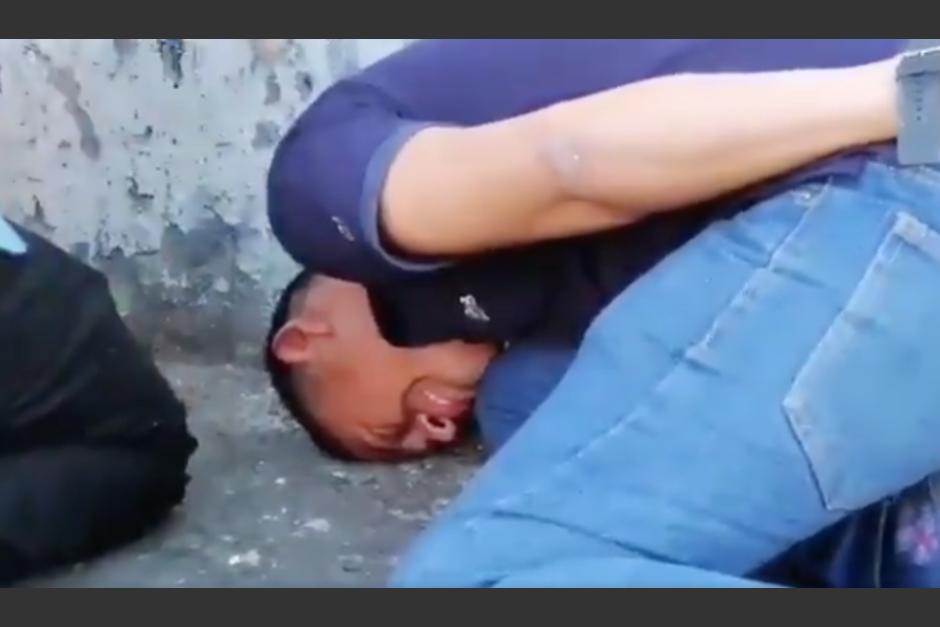 Un joven llora amargamente al ser detenido junto a otros tres amigos. (Foto: Captura de pantalla)