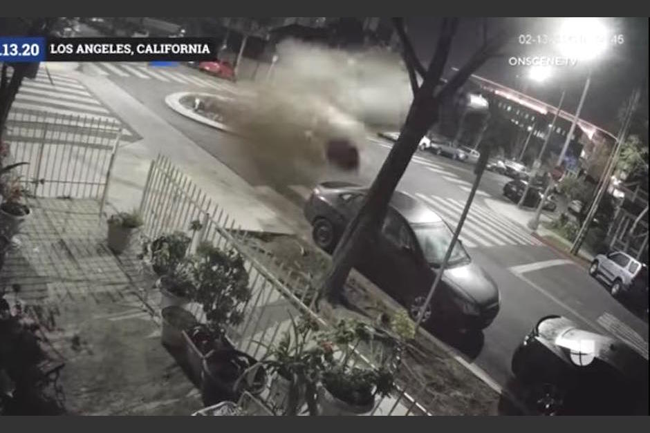 Momento en el que el carro sale volando despu&eacute;s de impactar en una circunvalaci&oacute;n. (Foto: Captura)