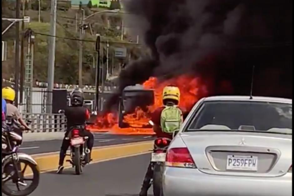 15 pasajeros pudieron ser rescatados del bus. (Foto: Twitter) 