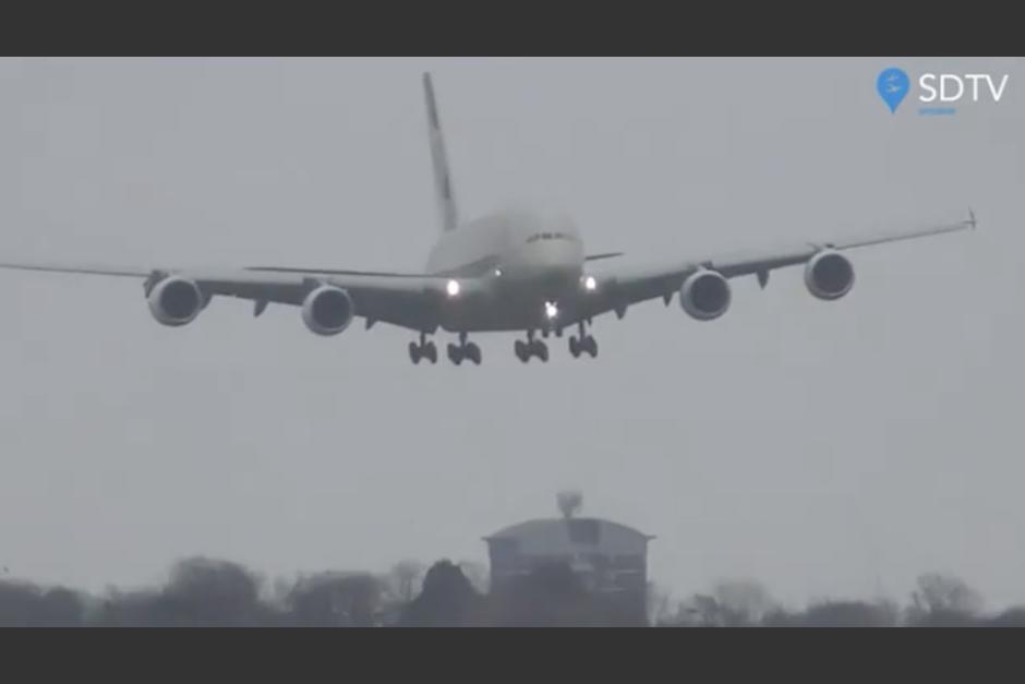 Los pilotos maniobraron correctamente para lograr que el avi&oacute;n aterrizara sin inconvenientes. (Foto: Captura de video)