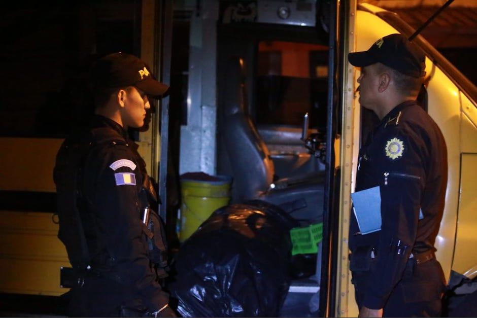 El cuerpo era trasladado envuelto en bolsas plásticas. (Foto: PNC)