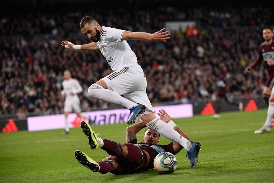 Karin Benzema evita la barrida de un contrario durante el partido. (Foto: AFP)