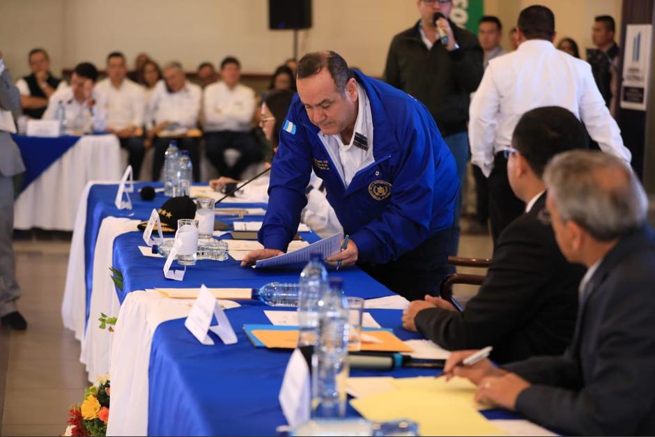 El presidente Alejandro Giammattei firmó un Convenio de donación de bananos para Quetzaltenango. (Foto: SCSP)